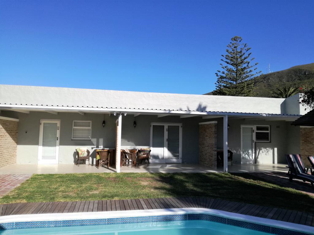 Livesey Lodge Guest House Hermanus Esterno foto