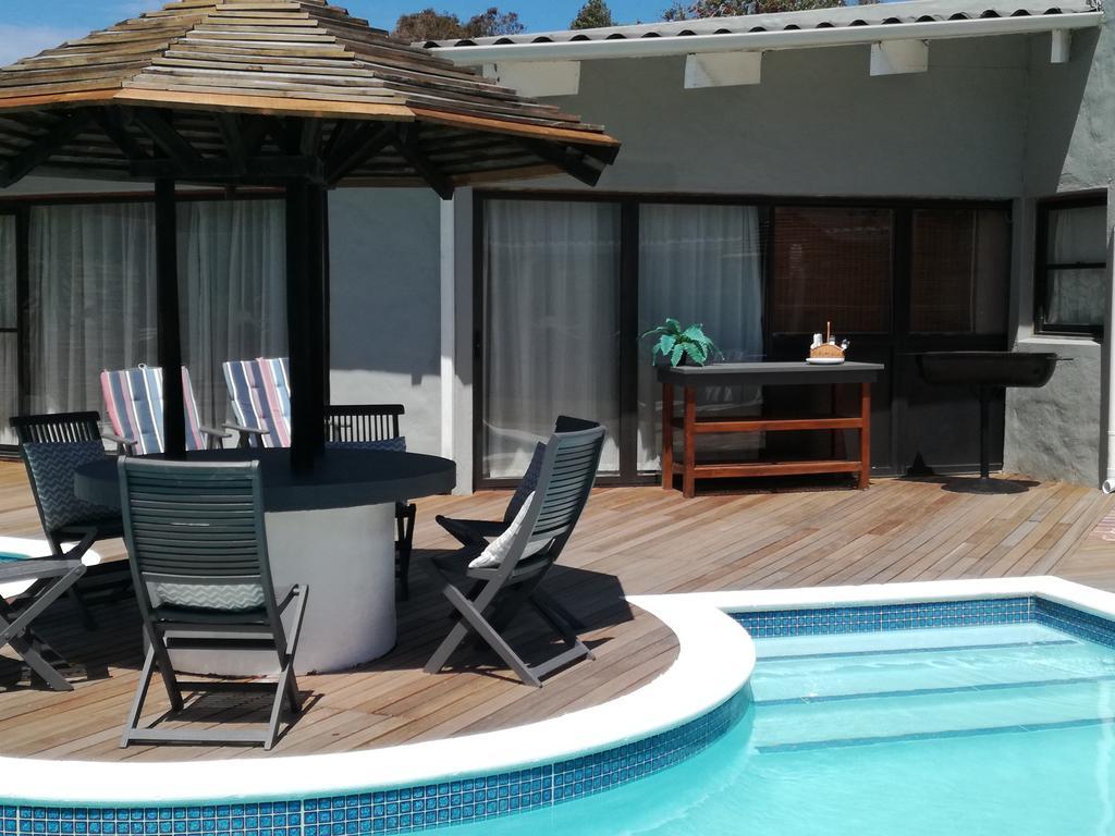 Livesey Lodge Guest House Hermanus Esterno foto